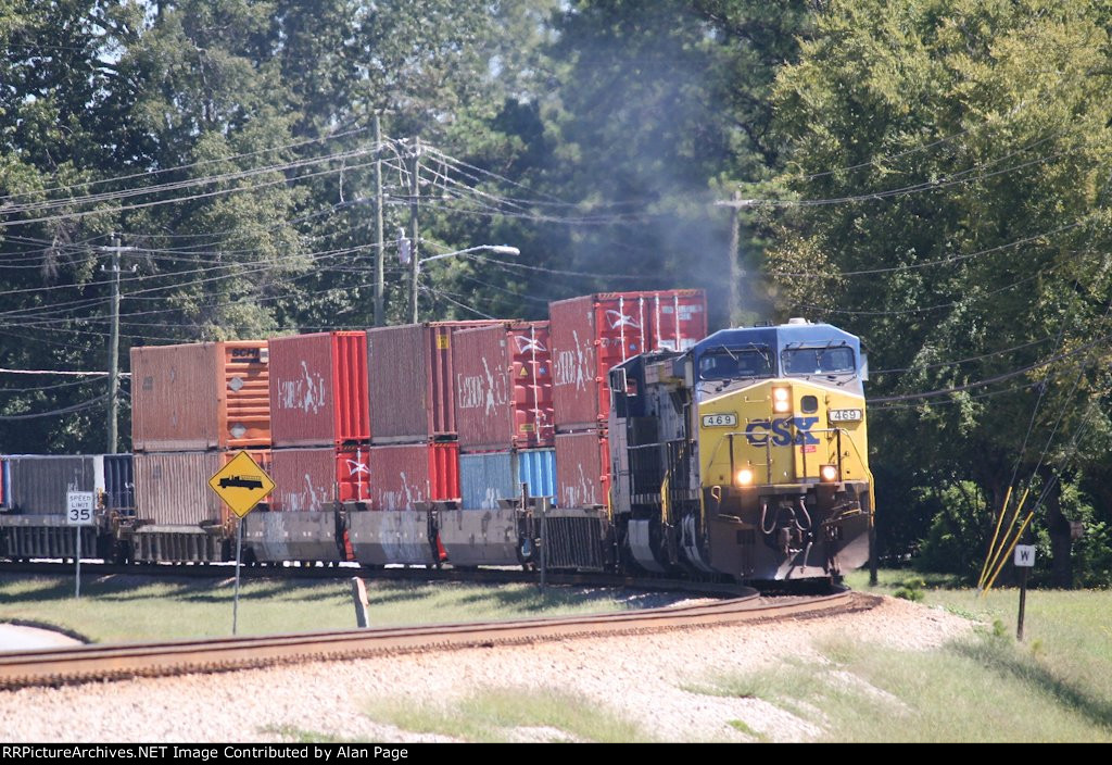 CSX 469 rounds the curve